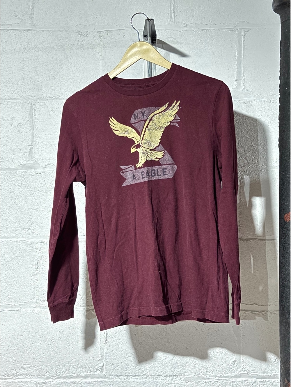Burgundy American Eagle outfitters long-sleeved graphic t shirt men’s sz medium